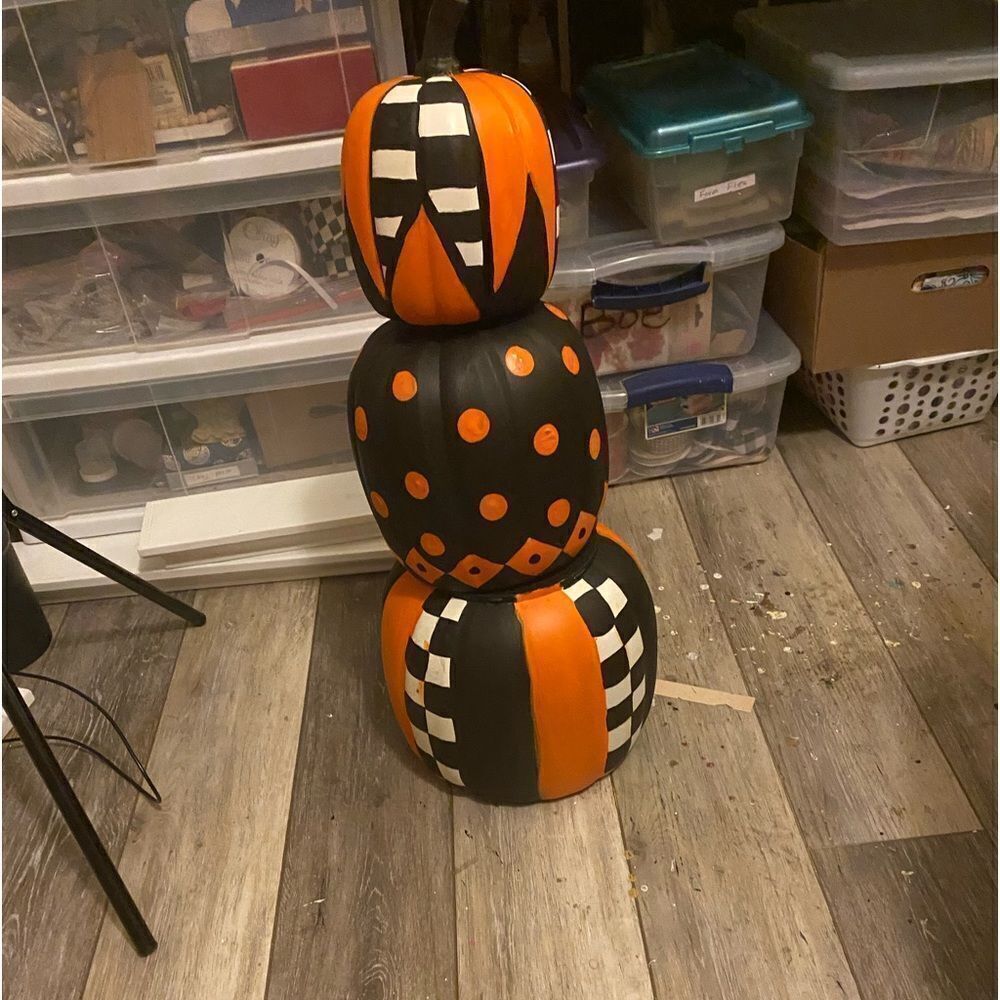 tall pumpkin stack hand painted - Picture 3 of 4